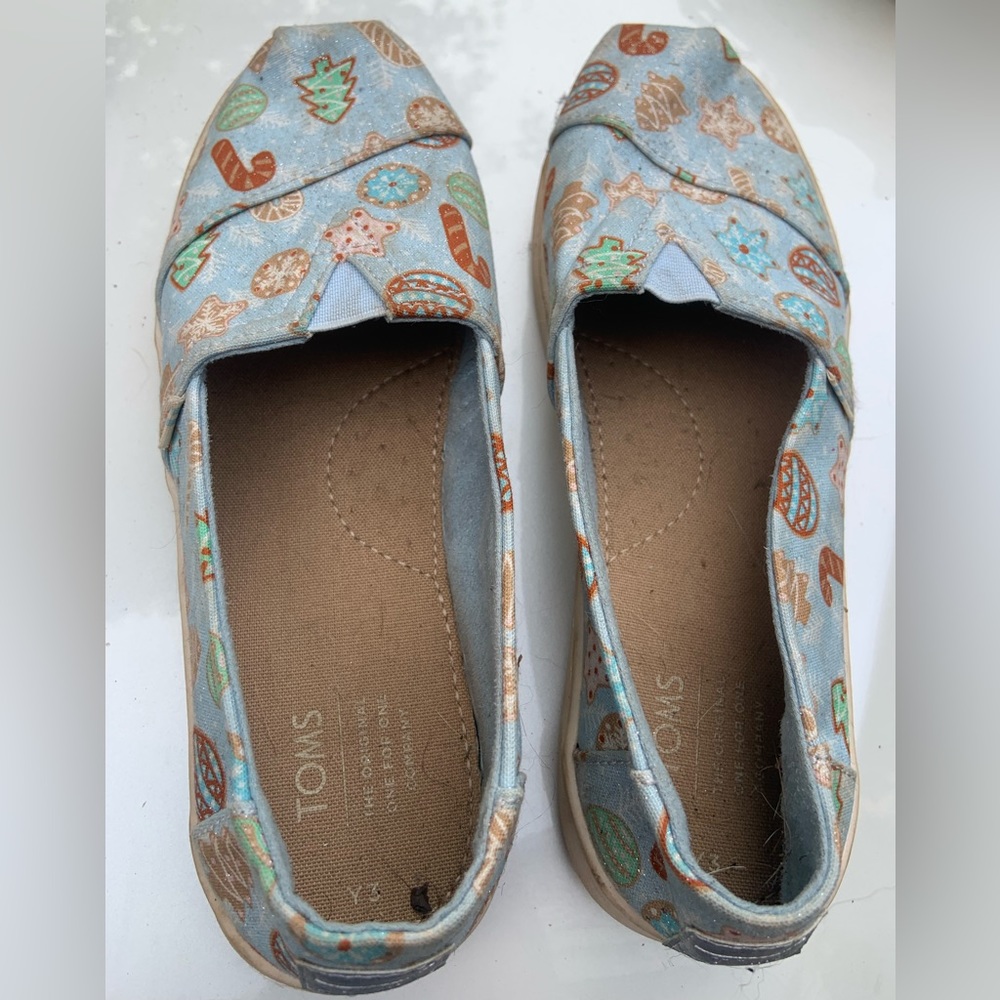 Girl’s size 3Y.  Used, tons of life left. TOM’s Christmas themed.